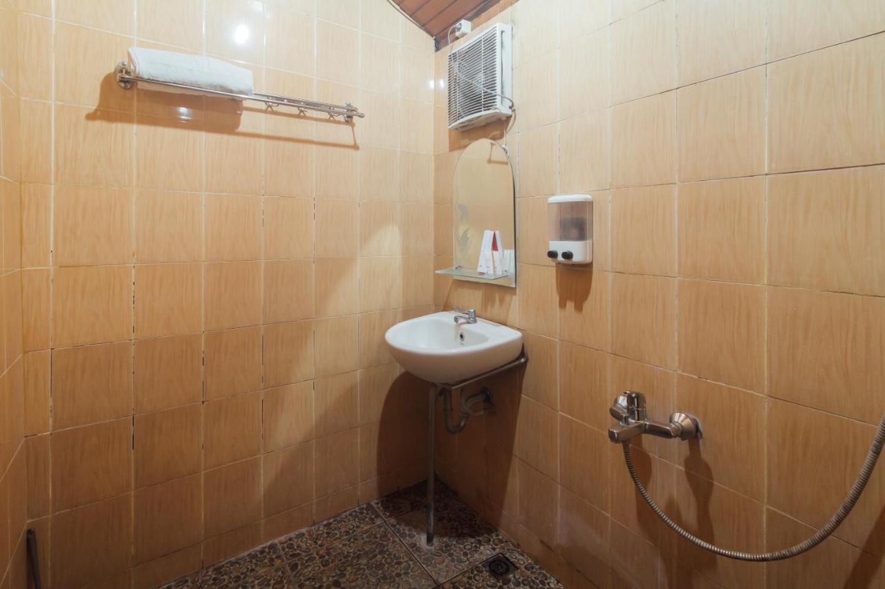 Vaccinated Staff - Oyo 1300 Crecia Guest House Hatu Exterior photo